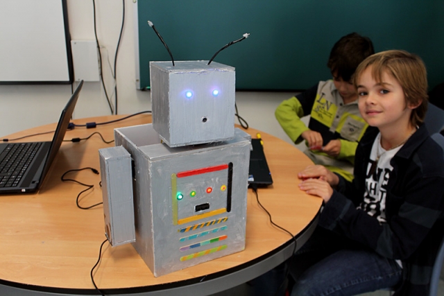 Con uno de los robots